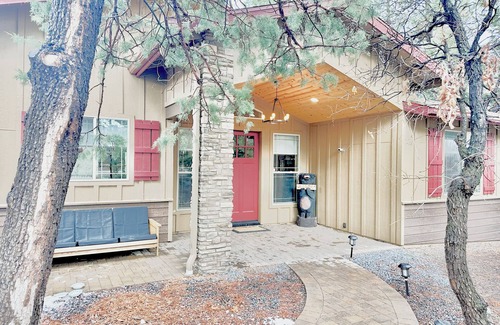 Show Low Cabin | Cabin in pines! HotTub, King Beds, Fire Pit, Grill, pool table, Game Rm!