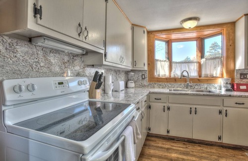 Estes Park Cabin | Cabin in Popular High Drive Area with RMNP Right Next Door