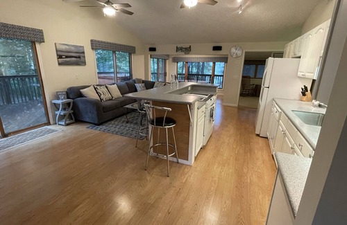 Martin House | "Cabin in the Cove" Private waterfront home on beautiful Lake Hartwell