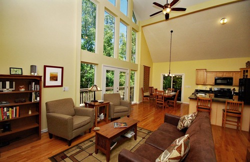 Asheville Cabin | Cabin in the mountains only 2.2 miles to downtown or a 10 dollar Uber ride.