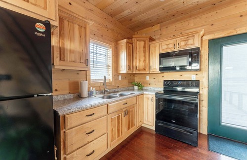 New Hope Cabin | Cabin in the Sky with an outdoor kitchen!