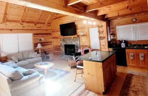 Young Harris Cabin | Cabin in Young Harris with creek, 5 min. from Lake Chatuge