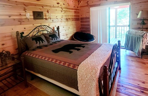 Young Harris Cabin | Cabin in Young Harris with creek, 5 min. from Lake Chatuge