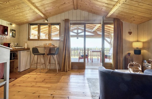 Monbazillac Cabin | Cabin 'Muscadelle' with Shared Pool, Wi-Fi and Air Conditioning