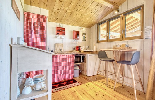Monbazillac Cabin | Cabin 'Muscadelle' with Shared Pool, Wi-Fi and Air Conditioning