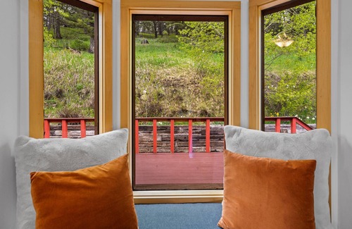Bozeman Cabin | Cabin near Bridger Bowl with Hot Tub!