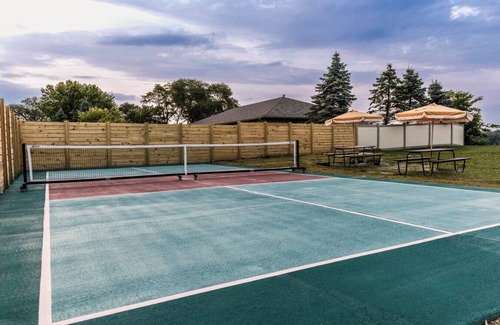 Bellevue Cabin | Cabin near Mississippi with Pickleball court - Froggy's Hideaway