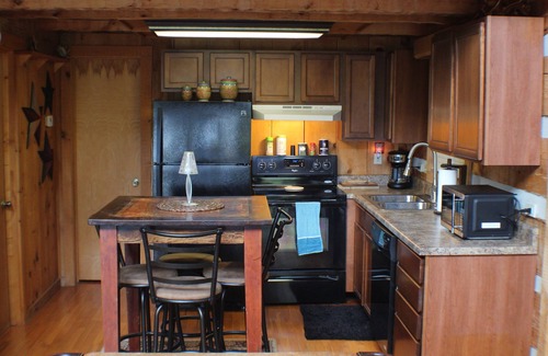 Gatlinburg - Pigeon Forge Cabin | Cabin of Dreams – Bluff Mountain Views, Hot Tub & Wildlife