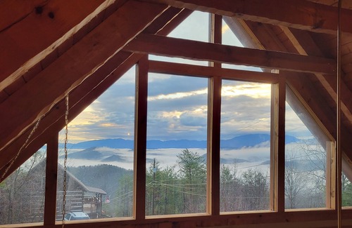 Gatlinburg - Pigeon Forge Cabin | Cabin of Dreams – Bluff Mountain Views, Hot Tub & Wildlife