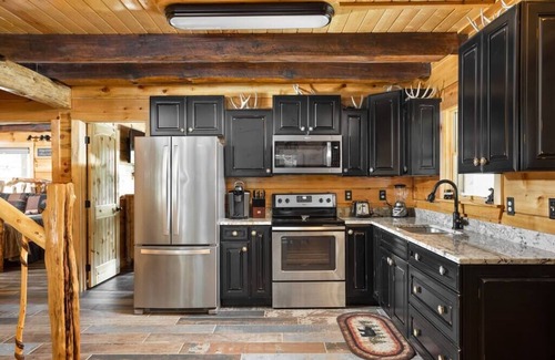 Slade Cabin | Cabin of Freedom Falls-hot tub-waterfall