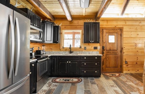 Slade Cabin | Cabin of Freedom Falls-hot tub-waterfall