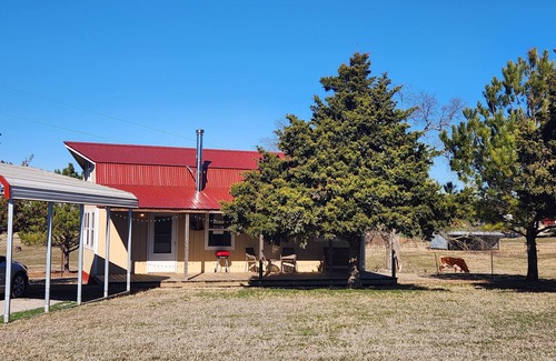 Payne County Cabin | Cabin of Sunset View: cozy 3-bedroom cabin in Perkins with WiFi near OSU