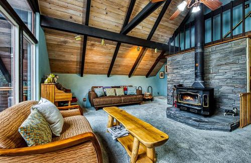 Pine Cove House | Cabin on a Hill