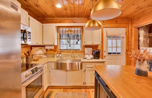 Rising Fawn Cabin | CABIN ON LAKE W/KAYAK, PADDLE BOAT, FIRE PIT, ARCADE & WIFI AT BASE OF MOUNTAIN