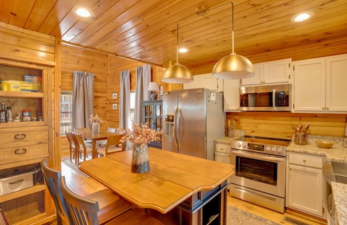 Rising Fawn Cabin | CABIN ON LAKE W/KAYAK, PADDLE BOAT, FIRE PIT, ARCADE & WIFI AT BASE OF MOUNTAIN