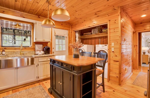 Rising Fawn Cabin | CABIN ON LAKE W/KAYAK, PADDLE BOAT, FIRE PIT, ARCADE & WIFI AT BASE OF MOUNTAIN