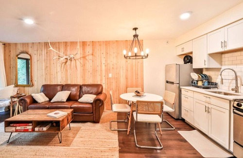 Hunter Cabin | Cabin on Mtn, Seasonal Pool Access w Panoramic Views! Hike, Golf, Swim, Relax!