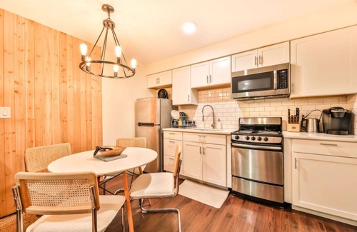 Hunter Cabin | Cabin on Mtn, Seasonal Pool Access w Panoramic Views! Hike, Golf, Swim, Relax!