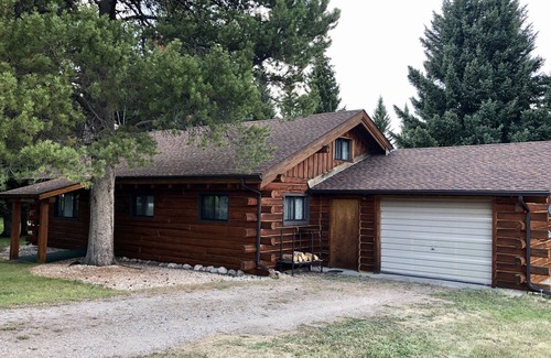 Cody Cabin | CABIN ON THE RIVER - 2 BR W/LOFT 20 miles from NE entrance of Yellowstone