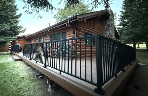 Cody Cabin | CABIN ON THE RIVER - 2 BR W/LOFT 20 miles from NE entrance of Yellowstone