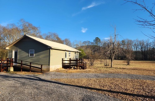 Gaylesville Cabin | Cabin on the river. 300 feet of waterfront and fishing. Weiss lake 5 mins away.