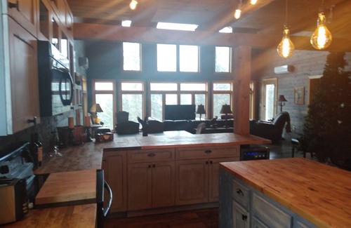 Sturgis Cabin | Cabin on the Rocks! Rustic with all the creature features!