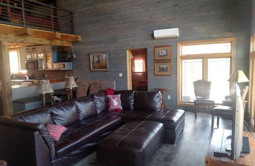 Sturgis Cabin | Cabin on the Rocks! Rustic with all the creature features!