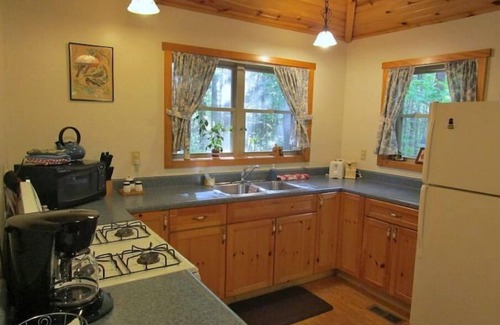 South Bloomingville Cabin | Cabin on wooded ridge, stair-free, 2 bedrm, child & pet friendly,AirBB Superhost