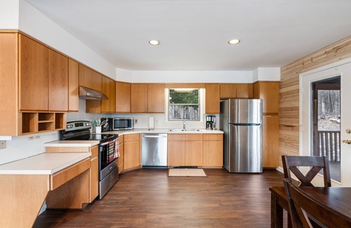 Berkeley Springs Cabin | ★Cabin: Pet/Family Friendly, Hot Tub, Large Deck★