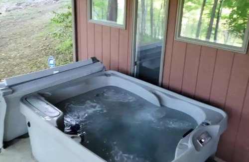 Berkeley Springs Cabin | ★Cabin: Pet/Family Friendly, Hot Tub, Large Deck★