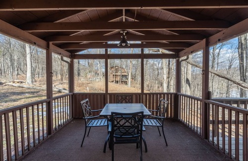Berkeley Springs Cabin | ★Cabin: Pet/Family Friendly, Hot Tub, Large Deck★