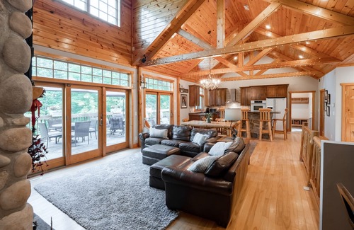 Comstock Cabin | Cabin Retreat - 90 minutes from Twin Cities - Can accommodate up to 10 people