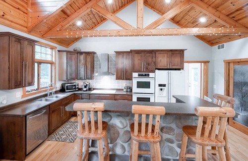 Comstock Cabin | Cabin Retreat - 90 minutes from Twin Cities - Can accommodate up to 10 people