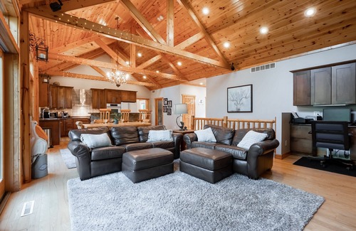 Comstock Cabin | Cabin Retreat - 90 minutes from Twin Cities - Can accommodate up to 10 people