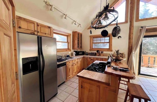Minturn House | Cabin-Style Ski Home in Minturn with Private Deck