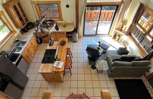 Minturn House | Cabin-Style Ski Home in Minturn with Private Deck