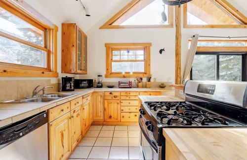 Minturn House | Cabin-Style Ski Home in Minturn with Private Deck
