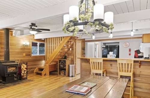 Ashford Ski Chalet | Cabin Vibes & Family Friendly w-Private Hot Tub Steps to Rainier