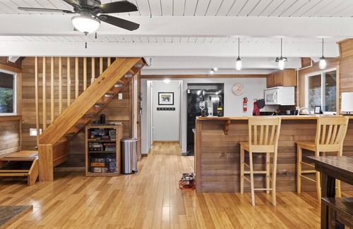 Ashford Ski Chalet | Cabin Vibes & Family Friendly w-Private Hot Tub Steps to Rainier