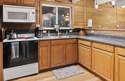 Ashford Ski Chalet | Cabin Vibes & Family Friendly w-Private Hot Tub Steps to Rainier