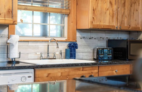 Reeds Spring Cabin | Cabin w/4 Primary Suites! Near Silver Dollar City!