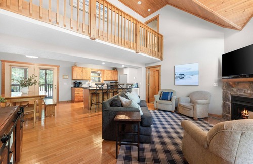 Reeds Spring Cabin | Cabin w/4 Primary Suites! Near Silver Dollar City!