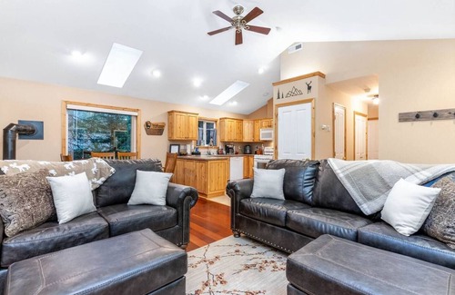 Paradise Estates Cabin | Cabin w/Covered Hot Tub, Firepit, EV, generator, 5 miles to Mt Rainier entrance