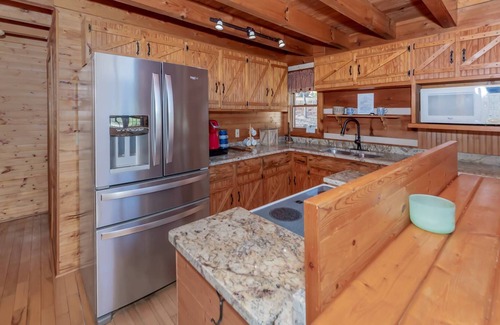 Vonore Cabin | Cabin w/ Dock-Fire Pit-Hot Tub-Updated Kitchen-On Tellico Lake-Bat Creek Cove-Great for Families!