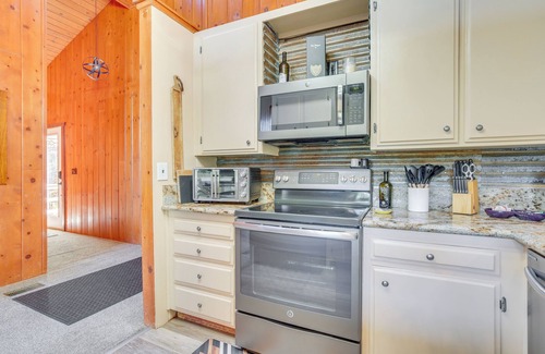 Blue Jay Cabin | Cabin w/Game Room & 2 Decks in Lake Arrowhead!
