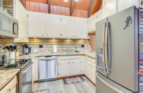 Blue Jay Cabin | Cabin w/Game Room & 2 Decks in Lake Arrowhead!