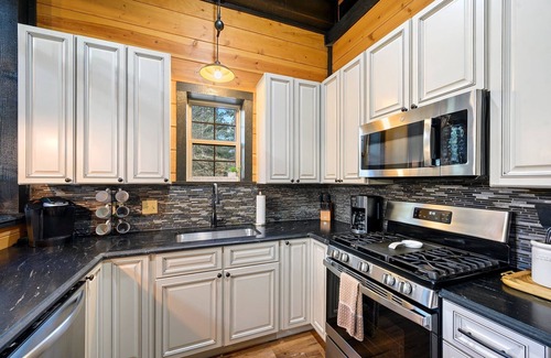 Hochatown Cabin | Cabin w/HotTub, Grill; Pets OK