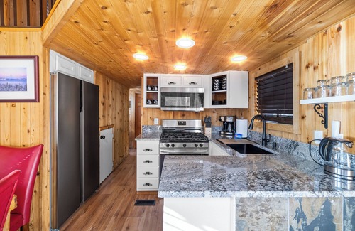 South Lake Tahoe Cabin | Cabin w/Loft in South Lake Tahoe - 15 Mins from Skiing, Stateline & Emerald Bay