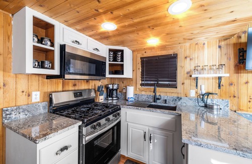 South Lake Tahoe Cabin | Cabin w/Loft in South Lake Tahoe - 15 Mins from Skiing, Stateline & Emerald Bay