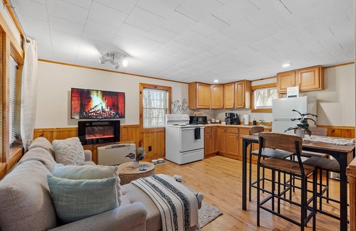 Thornton Cabin | Cabin W/Private Hot tub,PetFriendly, Fire pit 10min Loon mtn & owls Nest Resort
